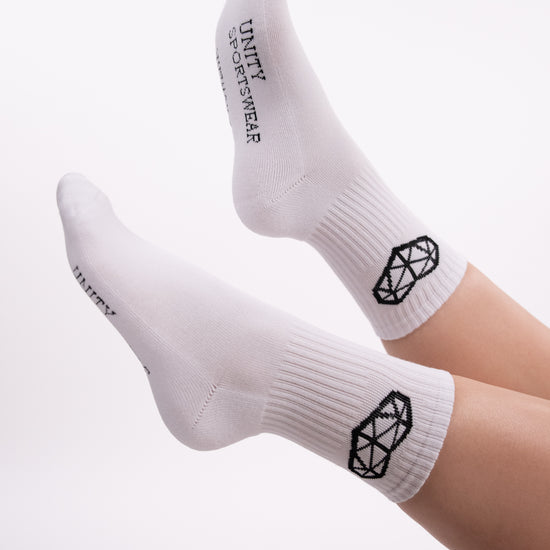 Je ziet hier witte en zwarte unity sokken!