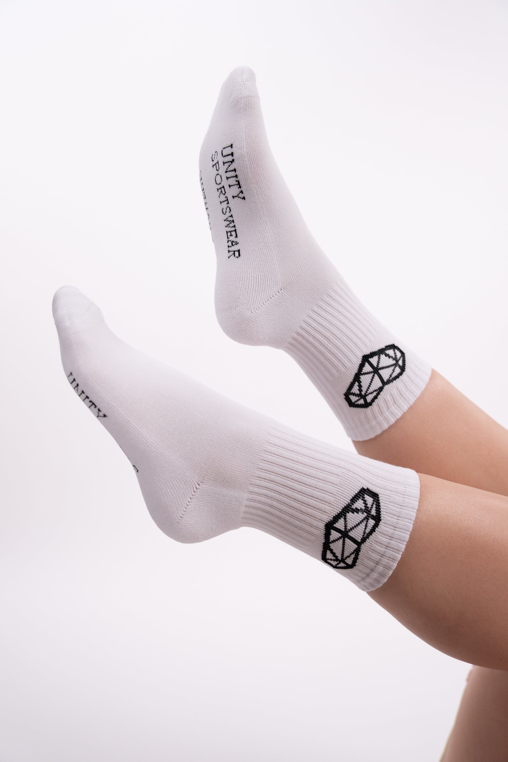 Je ziet hier witte en zwarte unity sokken!